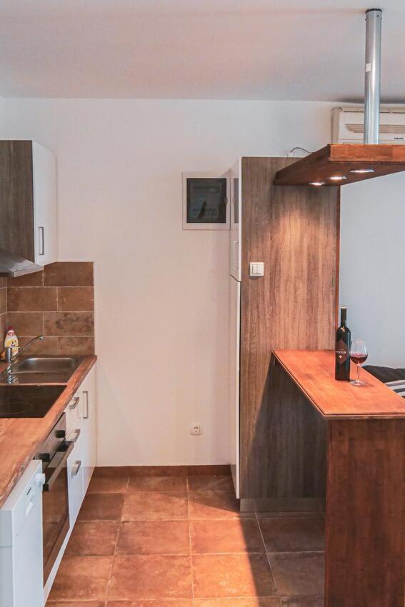 Fully Renovated One Bedroom Apartment With A Seaview - A 세비드 외부 사진