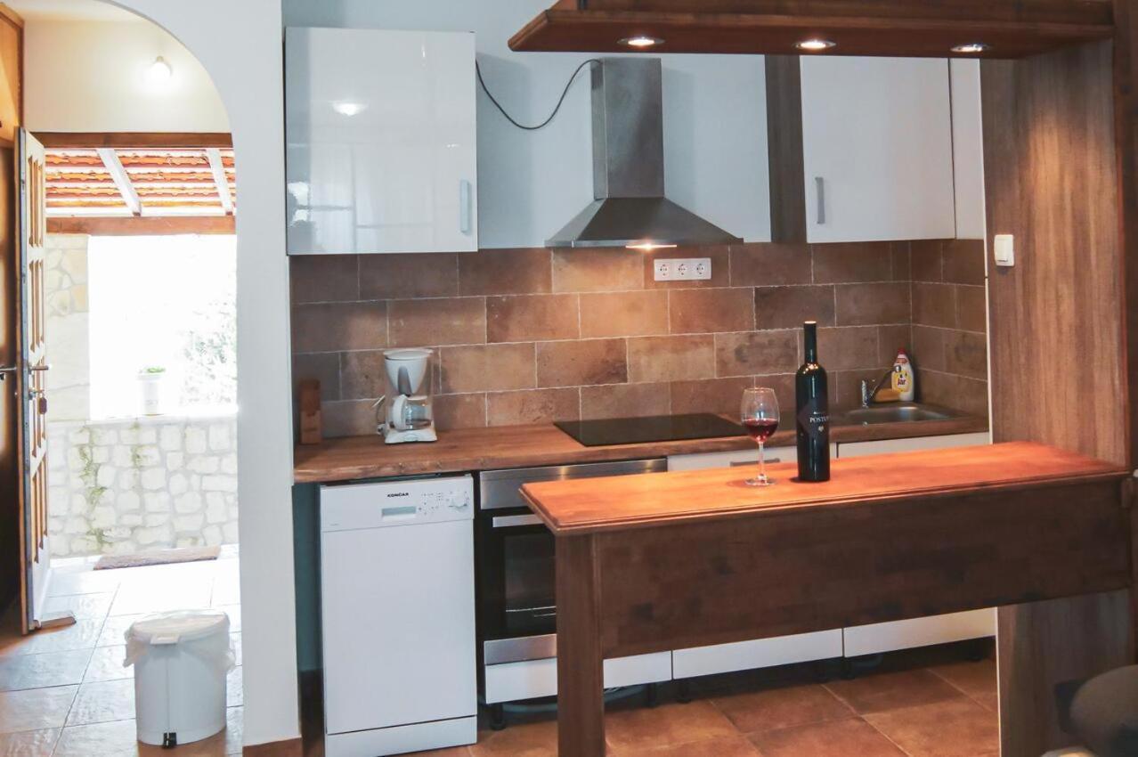 Fully Renovated One Bedroom Apartment With A Seaview - A 세비드 외부 사진